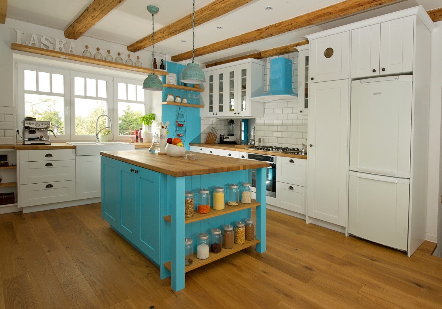 Ukázka luxusní kuchyně z masivního dřeva od Truwork